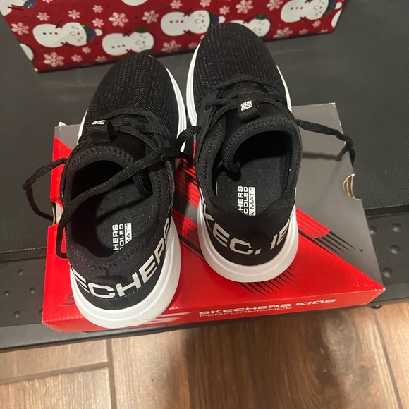 Like new, 4.5 big kid SKECHERS Elite Flex - Wasick shoe in black running sneaker - Picture 6 of 10